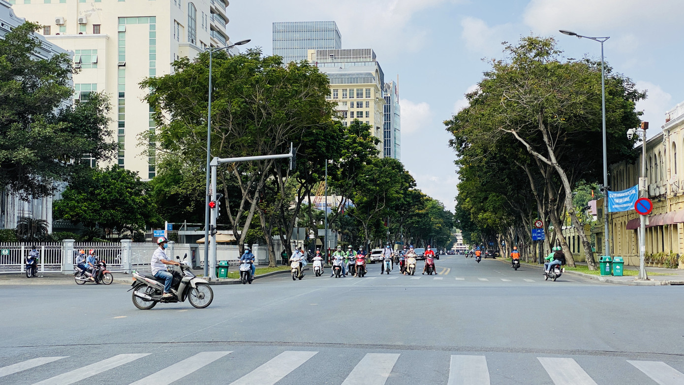 Đường phố Sài Gòn vắng vẻ ngày đầu 'cách ly xã hội' ảnh 9