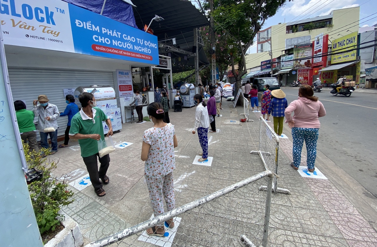 Gạo nghĩa tình tuôn trào ở Sài Gòn lần giãn cách xã hội thứ 2 ảnh 1