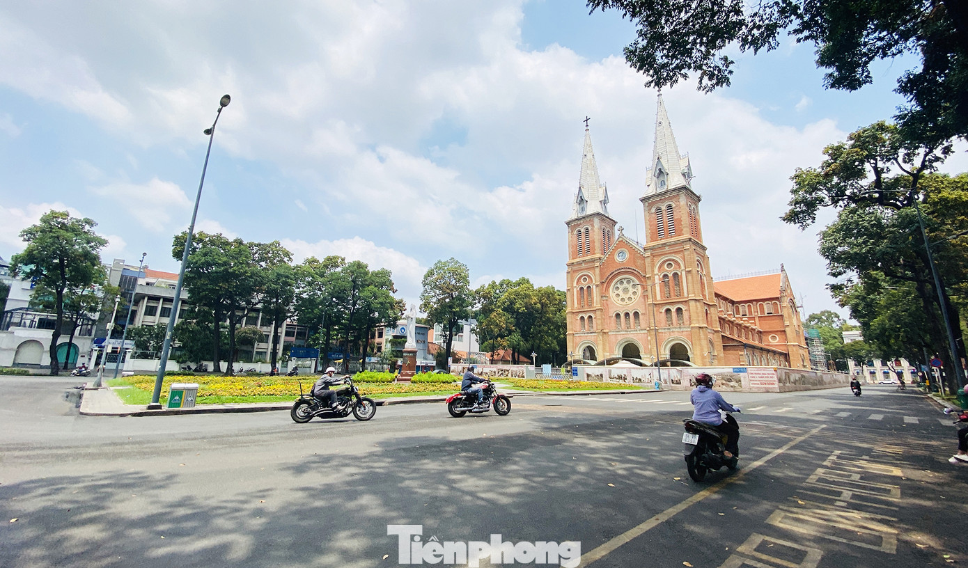 Ngày Chủ nhật ở Sài Gòn vắng vẻ đến kỳ lạ ảnh 1