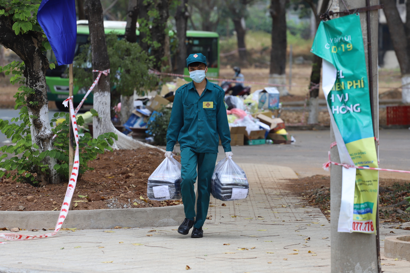 Bộ đội đưa người dân rời khỏi khu cách ly trở về nhà ảnh 12