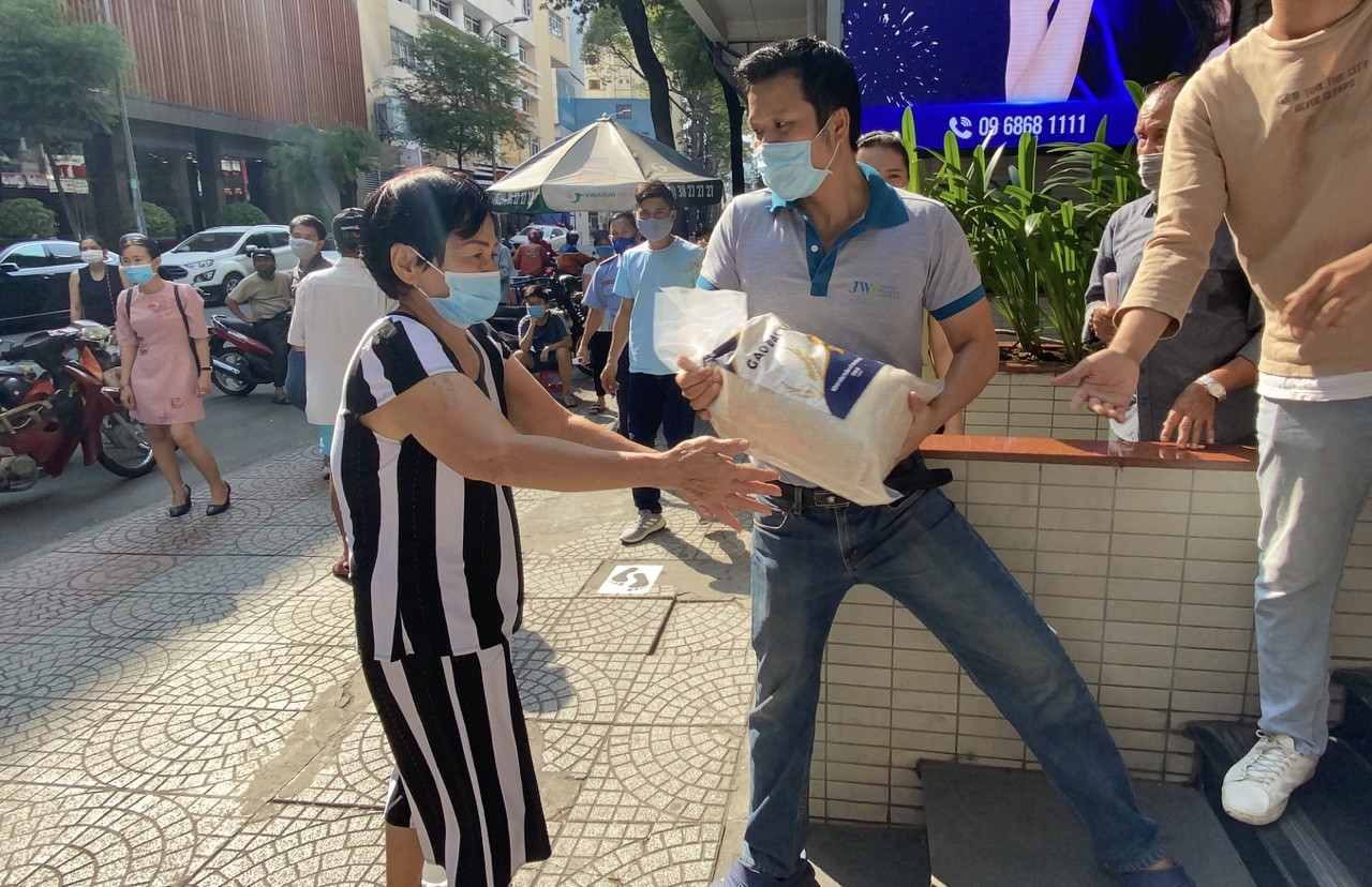 Gạo nghĩa tình tuôn trào ở Sài Gòn lần giãn cách xã hội thứ 2 ảnh 9