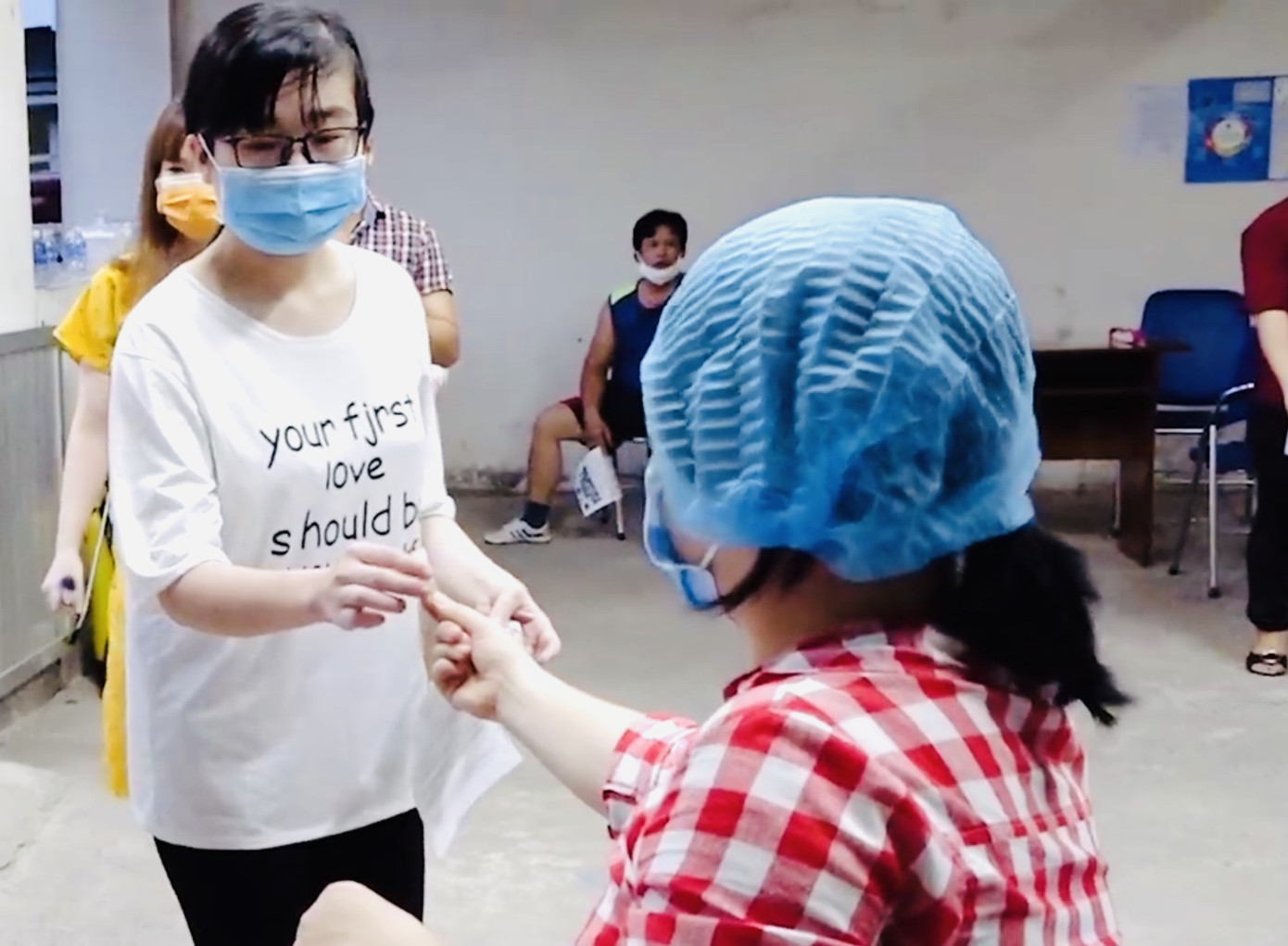 Cận cảnh lấy mẫu xét nghiệm COVID-19 cho công nhân ở TPHCM ảnh 2