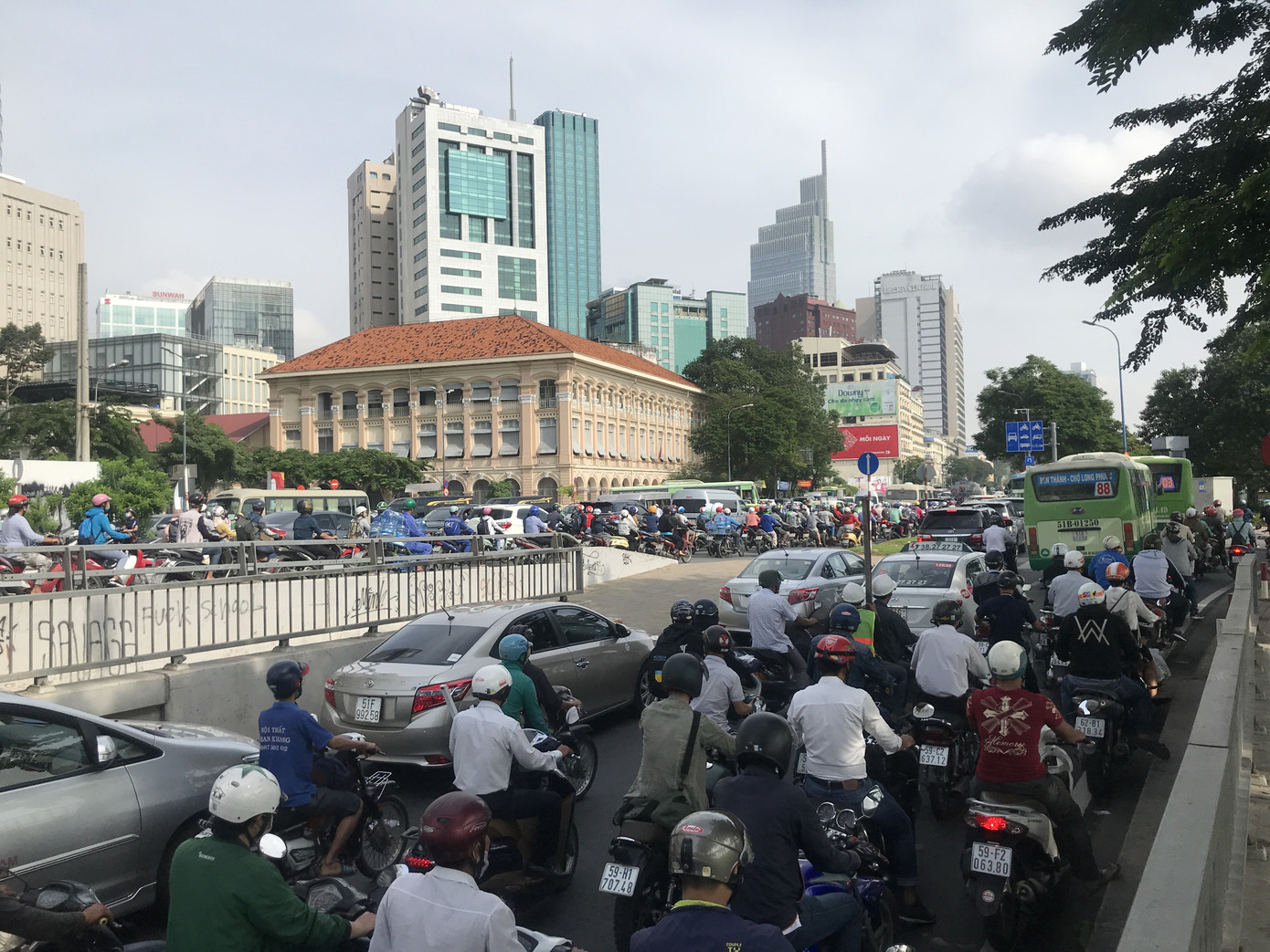 Đường Tôn Đức Thắng (Quận 1) trước và sau ngày cách ly xã hội 2