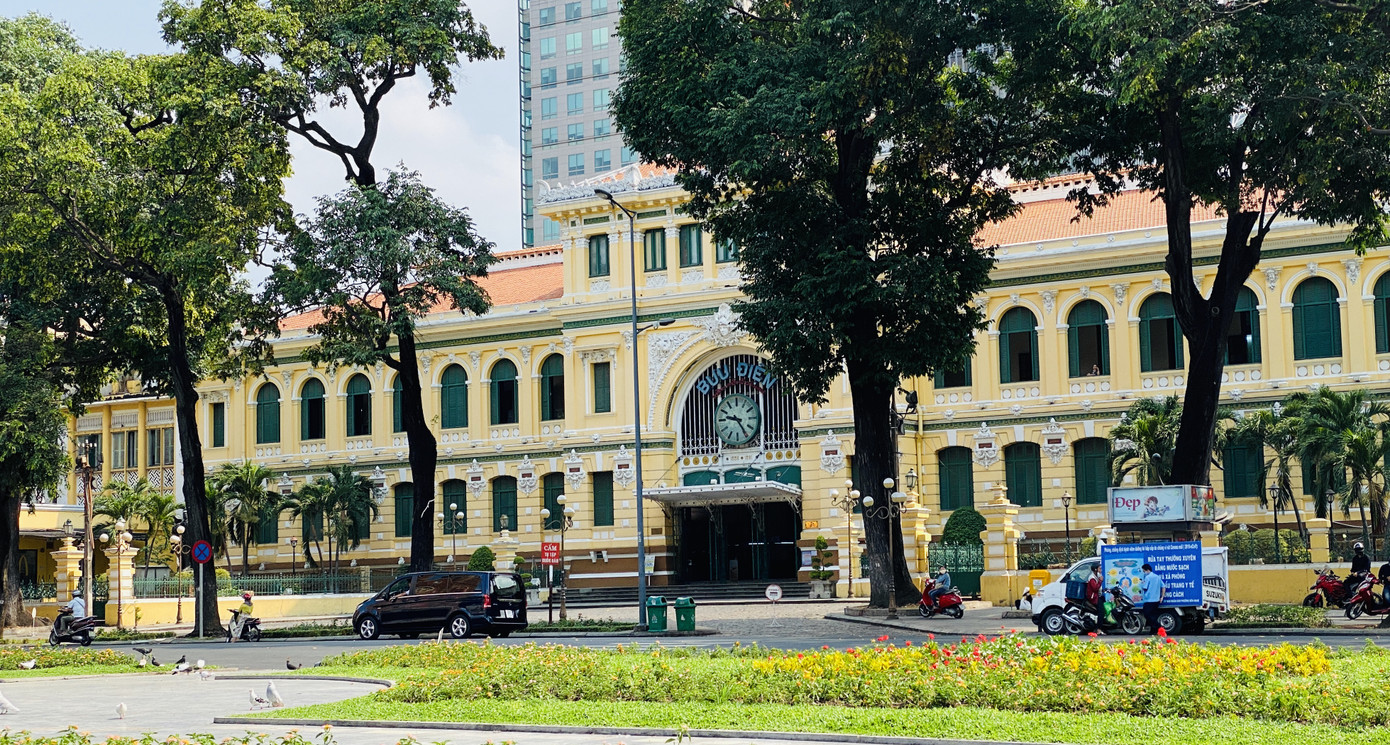 Đường phố Sài Gòn vắng vẻ ngày đầu 'cách ly xã hội' ảnh 14