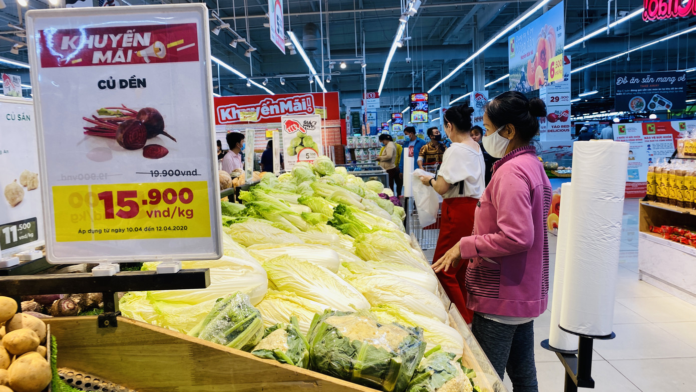 Cách ly xã hội tiếp, TPHCM có lo thiếu thực phẩm, khẩu trang? ảnh 1