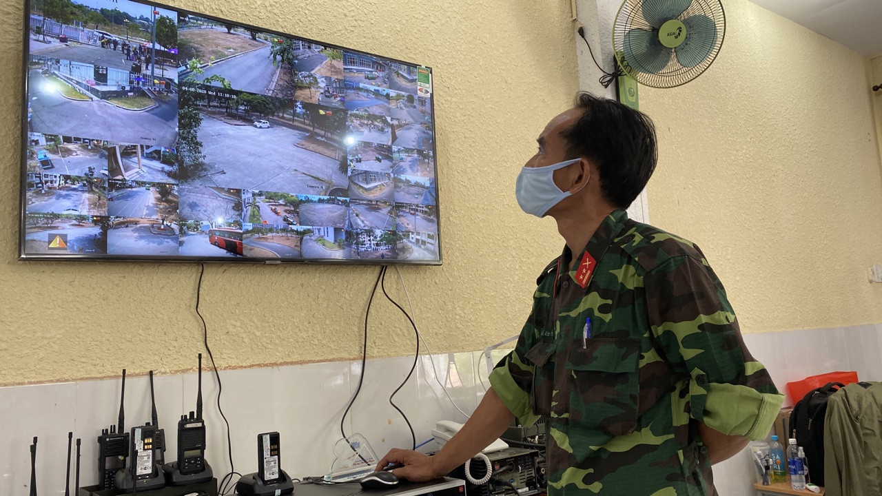 Bộ đội đưa người dân rời khỏi khu cách ly trở về nhà ảnh 1