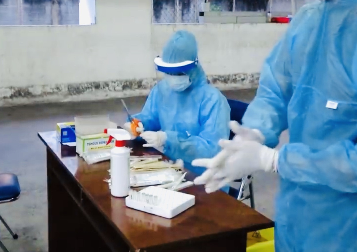 Cận cảnh lấy mẫu xét nghiệm COVID-19 cho công nhân ở TPHCM ảnh 4