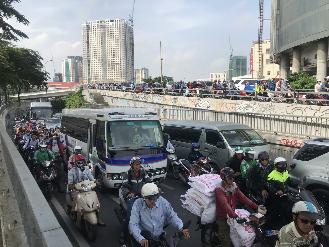 Khu vực cầu Khánh Hội, nối Quận 4 và Quận 1 vốn đông đúc thì trong những ngày cách ly xã hội rất vắng 2