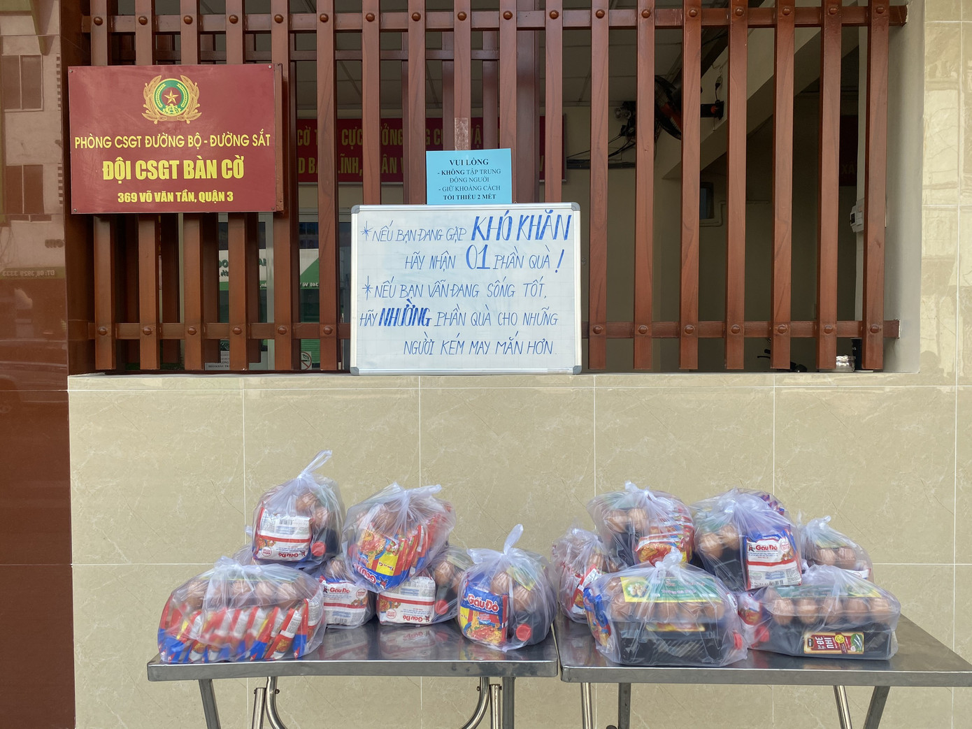 Tuổi trẻ Công an TPHCM tiếp sức người nghèo mùa dịch COVID-19 ảnh 2