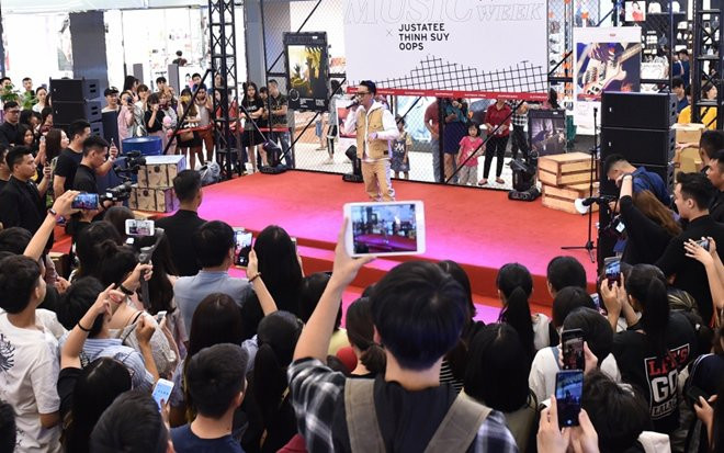 JustaTee, Thịnh Suy khuấy động khán giả Hà Nội trong đêm nhạc 'chill' hết cỡ ảnh 4