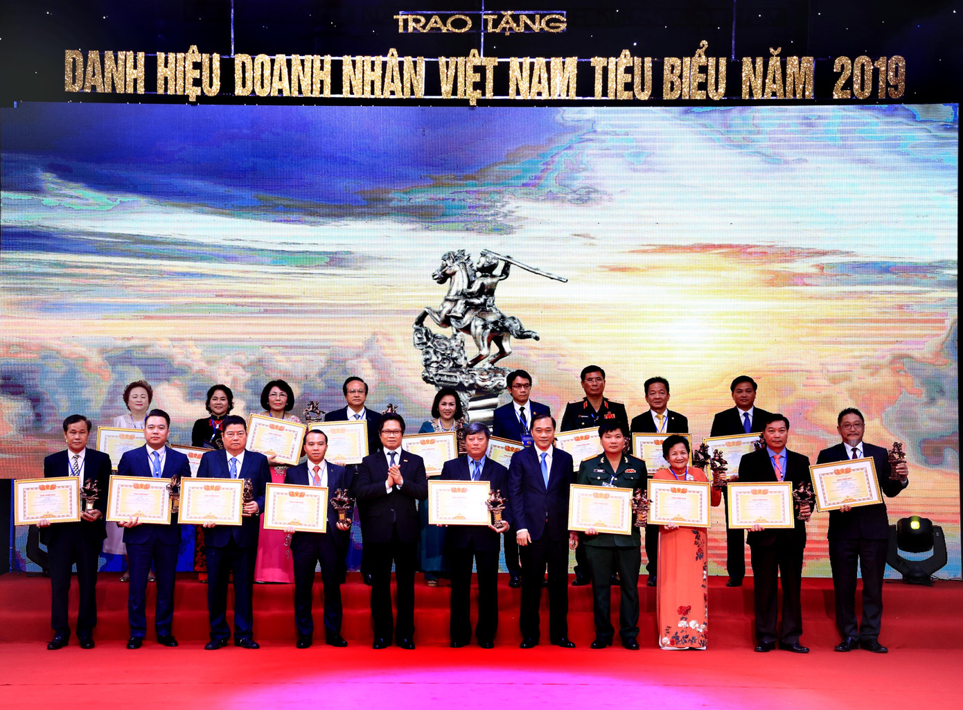 Madame Nguyễn Thị Nga: ‘Doanh nhân Việt Nam tiêu biểu’ – Cúp Thánh Gióng 2019 ảnh 1