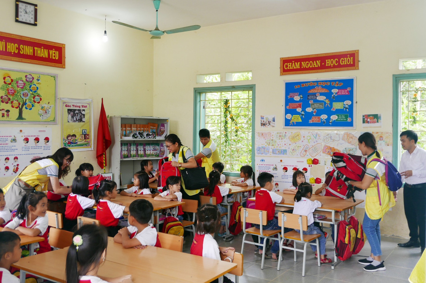 Hơn 1.000 học sinh nhận quà trong 'Ngày Thiện nguyện CapitaLand' ảnh 4