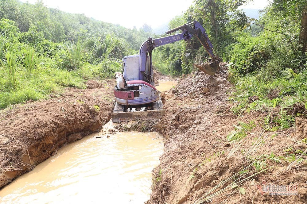 Mùi khủng khiếp ở đồi Mông, nơi xả thải xuống nhà máy nước sông Đà ảnh 7
