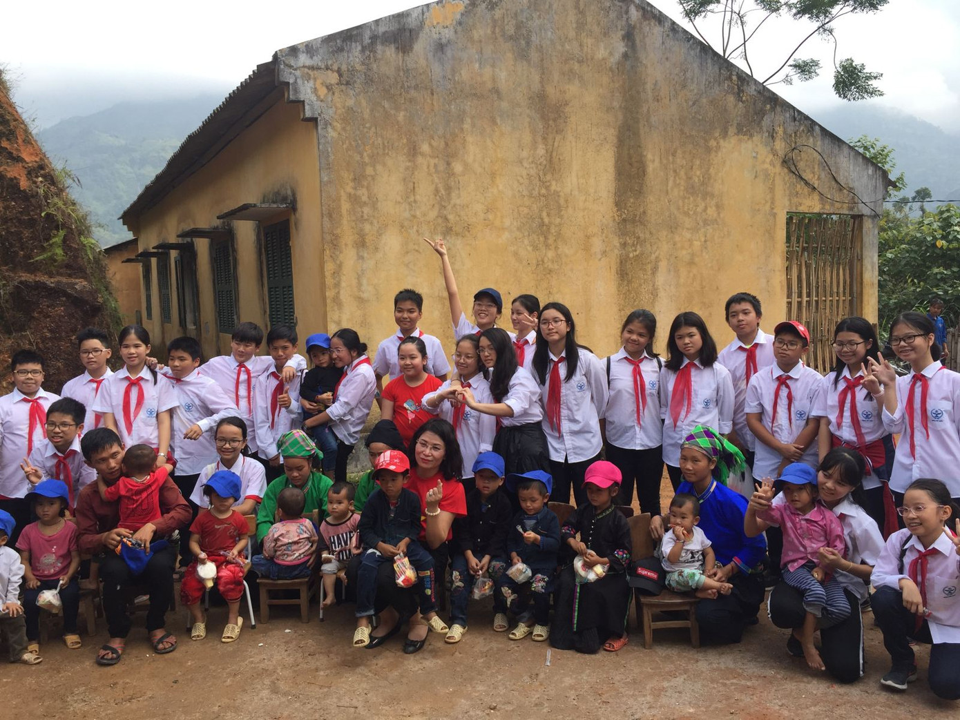 Thầy trò THCS Cầu Giấy vượt 400 cây số đem yêu thương cho học sinh Hà Giang ảnh 6
