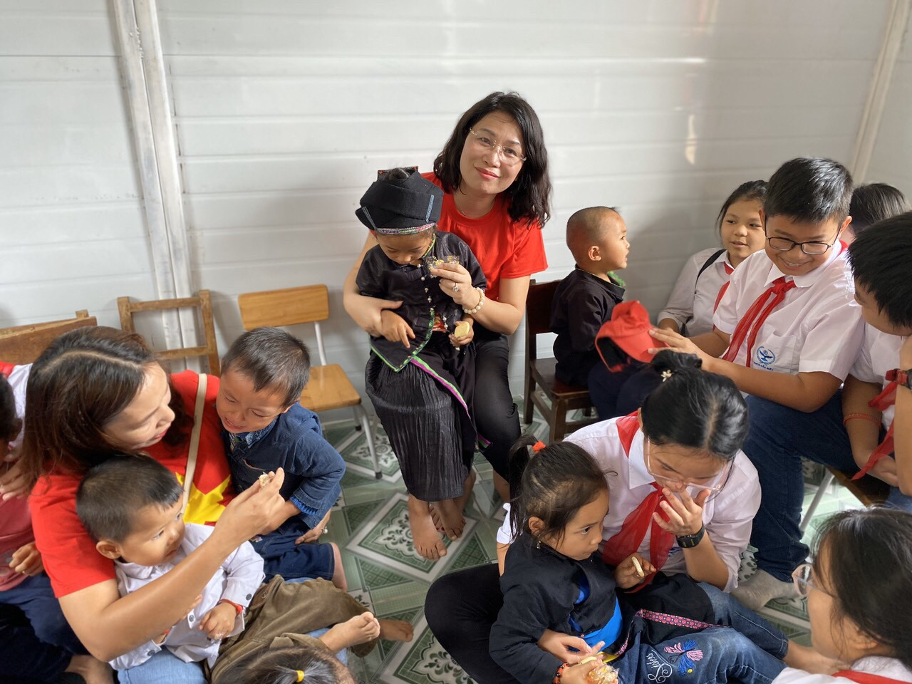 Thầy trò THCS Cầu Giấy vượt 400 cây số đem yêu thương cho học sinh Hà Giang ảnh 3