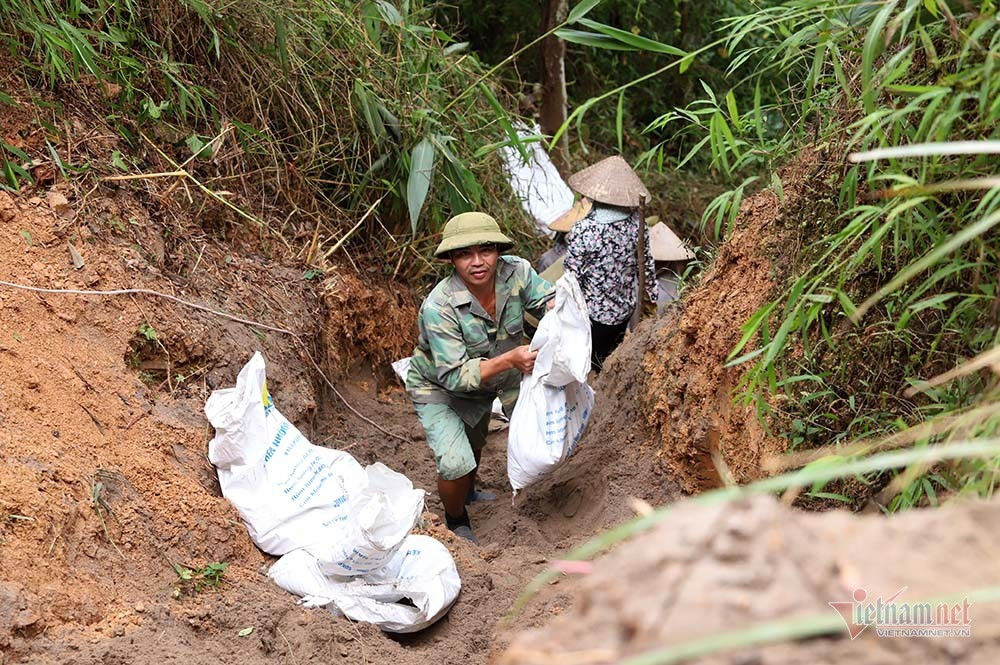 Mùi khủng khiếp ở đồi Mông, nơi xả thải xuống nhà máy nước sông Đà ảnh 3