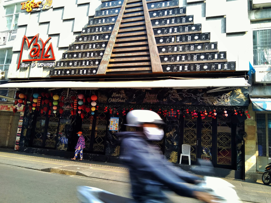 'Phố Tây' Bùi Viện cửa đóng then cài ảnh 7