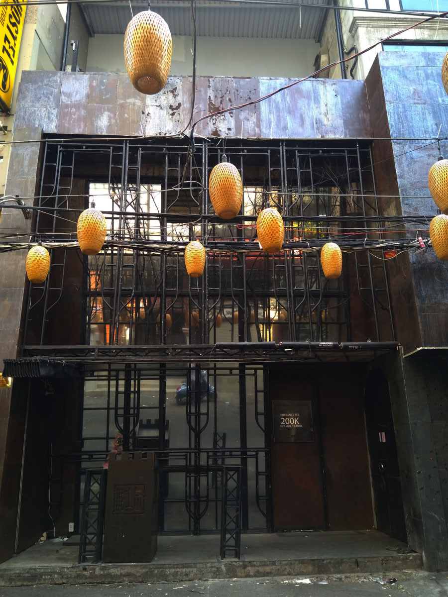 'Phố Tây' Bùi Viện cửa đóng then cài ảnh 4