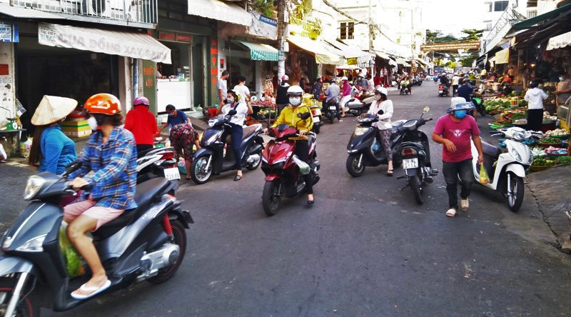 TPHCM kiểm soát từng người vào chợ dân sinh ảnh 8