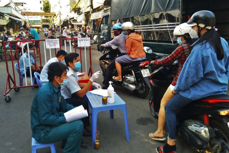 TPHCM kiểm soát từng người vào chợ dân sinh ảnh 9