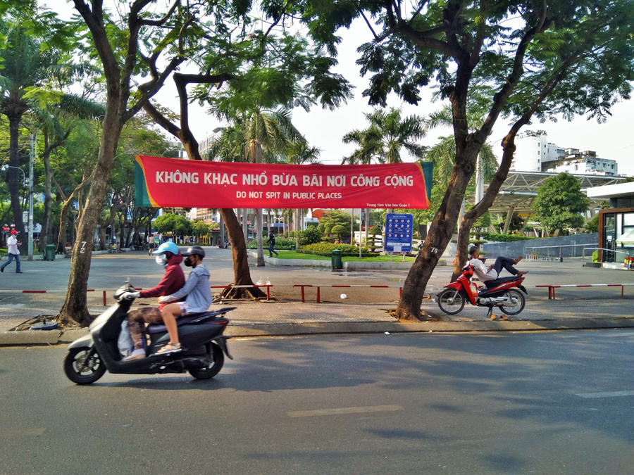 'Phố Tây' Bùi Viện cửa đóng then cài ảnh 5