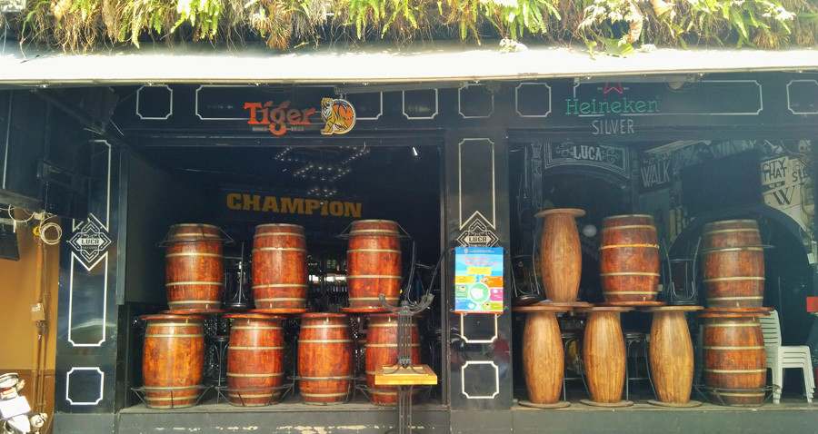 'Phố Tây' Bùi Viện cửa đóng then cài ảnh 3