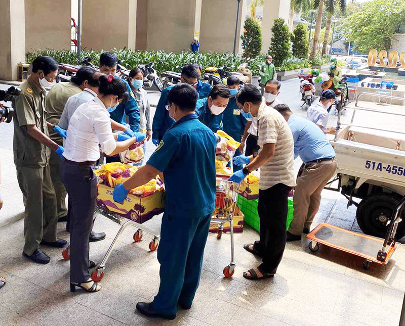 Cuộc sống của người dân trong khu chung cư bị cách ly ở Sài Gòn ảnh 4