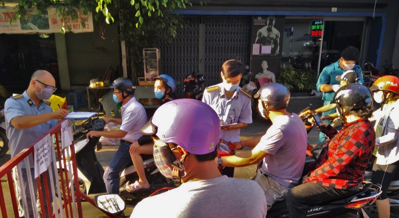 TPHCM kiểm soát từng người vào chợ dân sinh ảnh 3