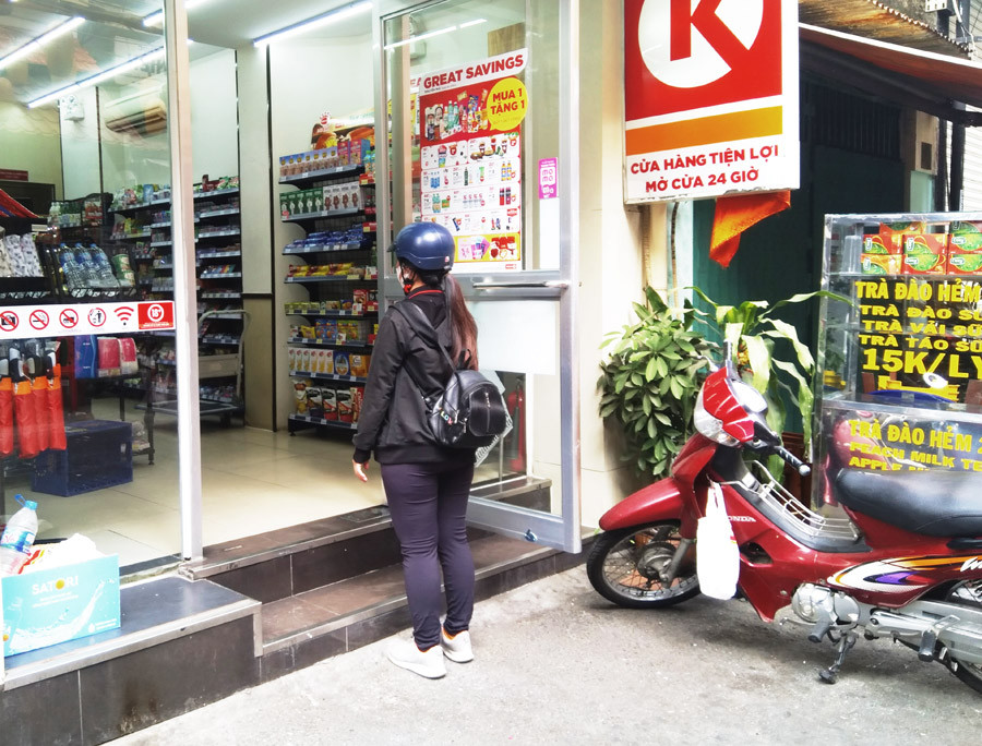 'Phố Tây' Bùi Viện cửa đóng then cài ảnh 9