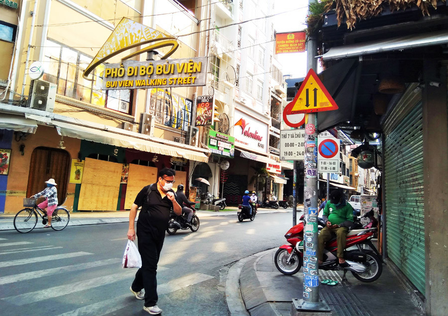 'Phố Tây' Bùi Viện cửa đóng then cài ảnh 11