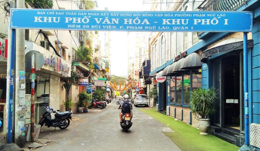 'Phố Tây' Bùi Viện cửa đóng then cài ảnh 2