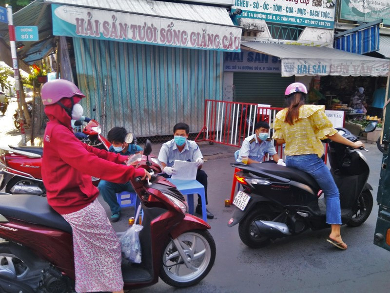TPHCM kiểm soát từng người vào chợ dân sinh ảnh 4
