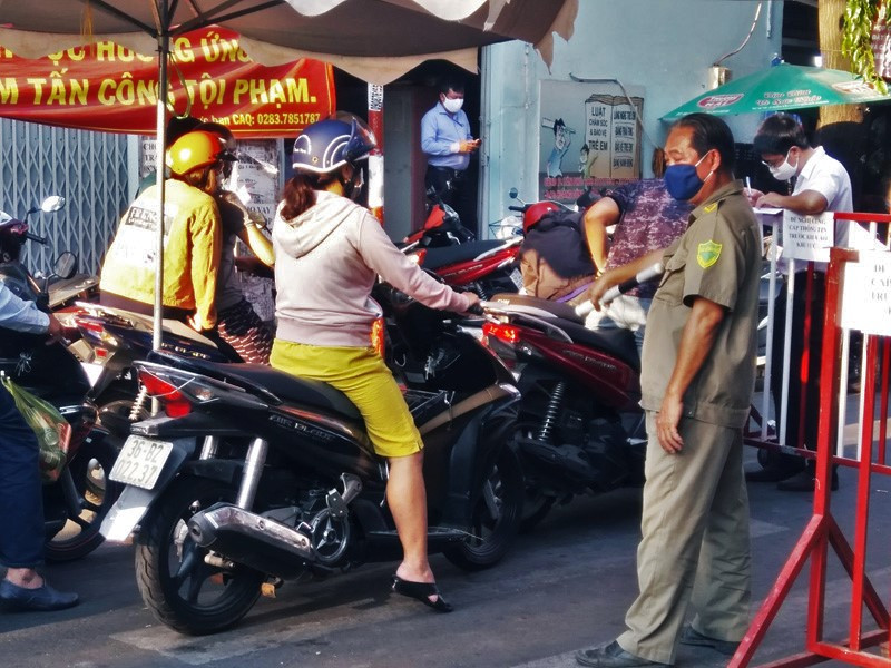TPHCM kiểm soát từng người vào chợ dân sinh ảnh 6