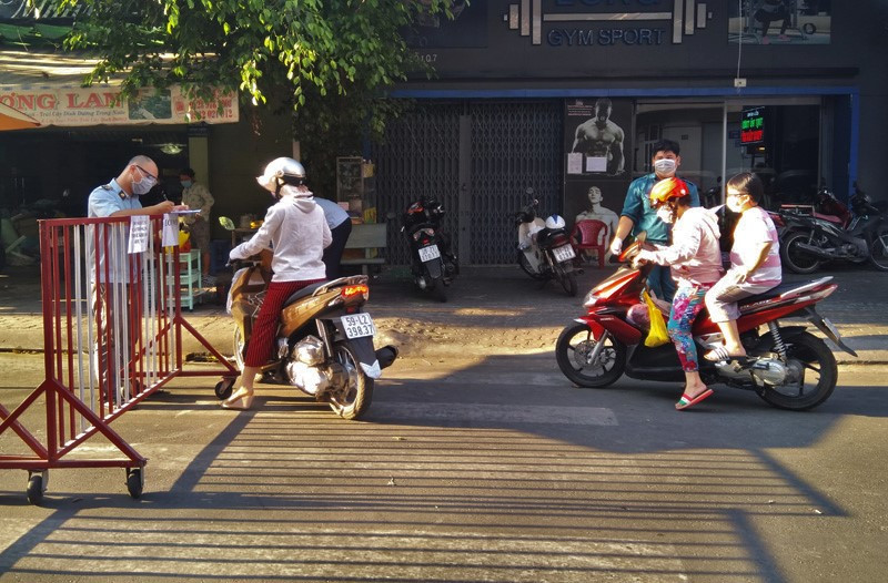 TPHCM kiểm soát từng người vào chợ dân sinh ảnh 1
