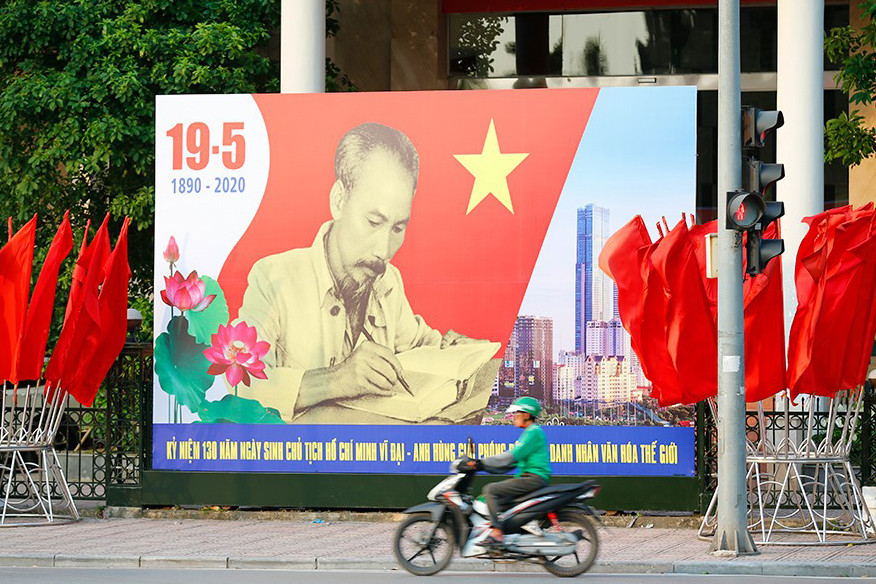 Hà Nội rực rỡ cờ hoa kỷ niệm 130 năm ngày sinh Bác Hồ ảnh 4