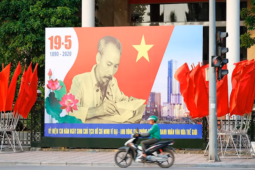 Hà Nội rực rỡ cờ hoa kỷ niệm 130 năm ngày sinh Bác Hồ ảnh 4