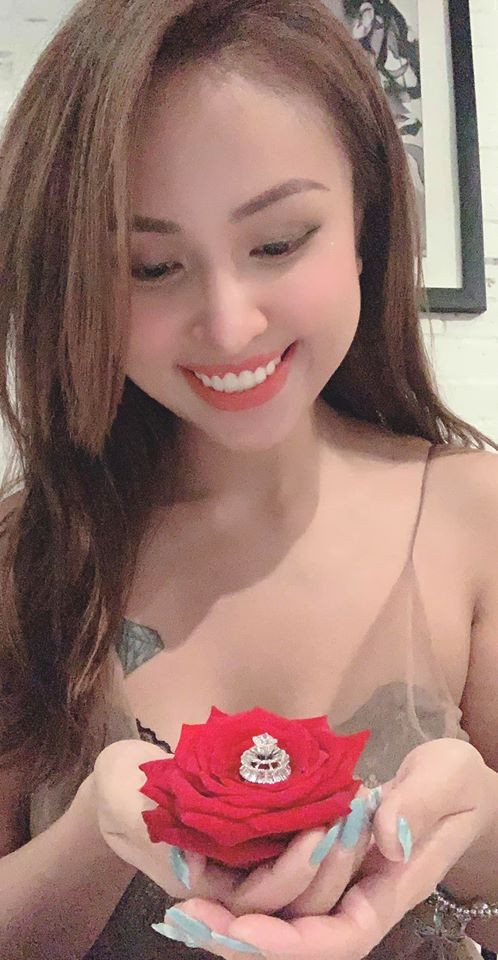 Vân Hugo khoe nhẫn kim cương ‘khủng’, ngầm thông báo sắp kết hôn lần 2? ảnh 1