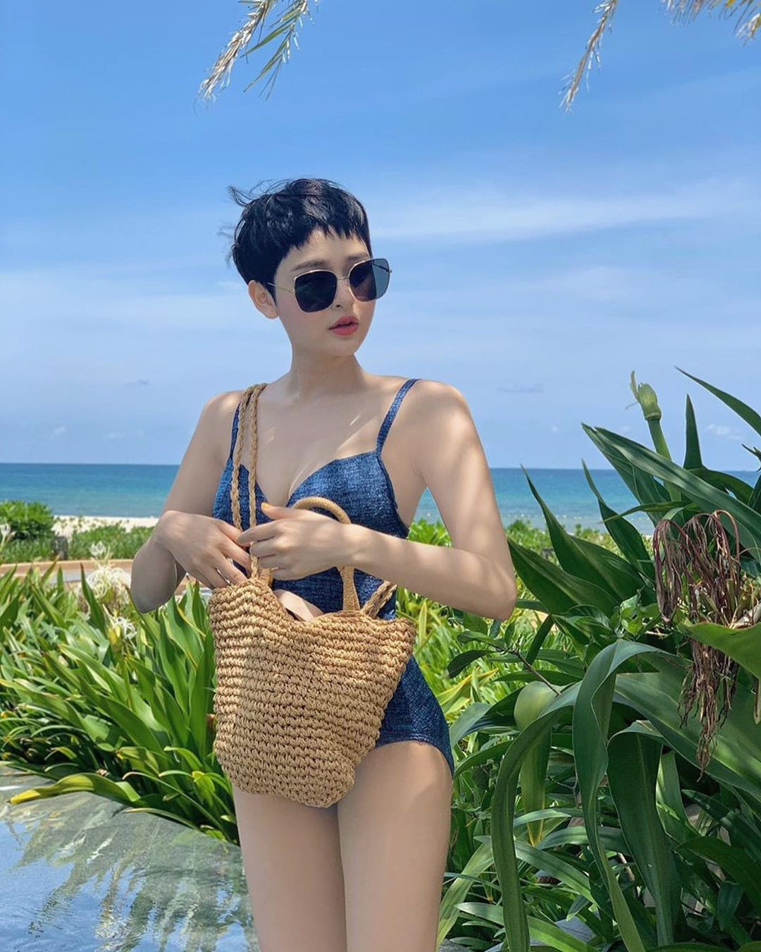 Hậu khoe eo bé xíu, Hiền Hồ tiếp tục phô vòng một căng đầy với đồ bơi 2 dây ảnh 2