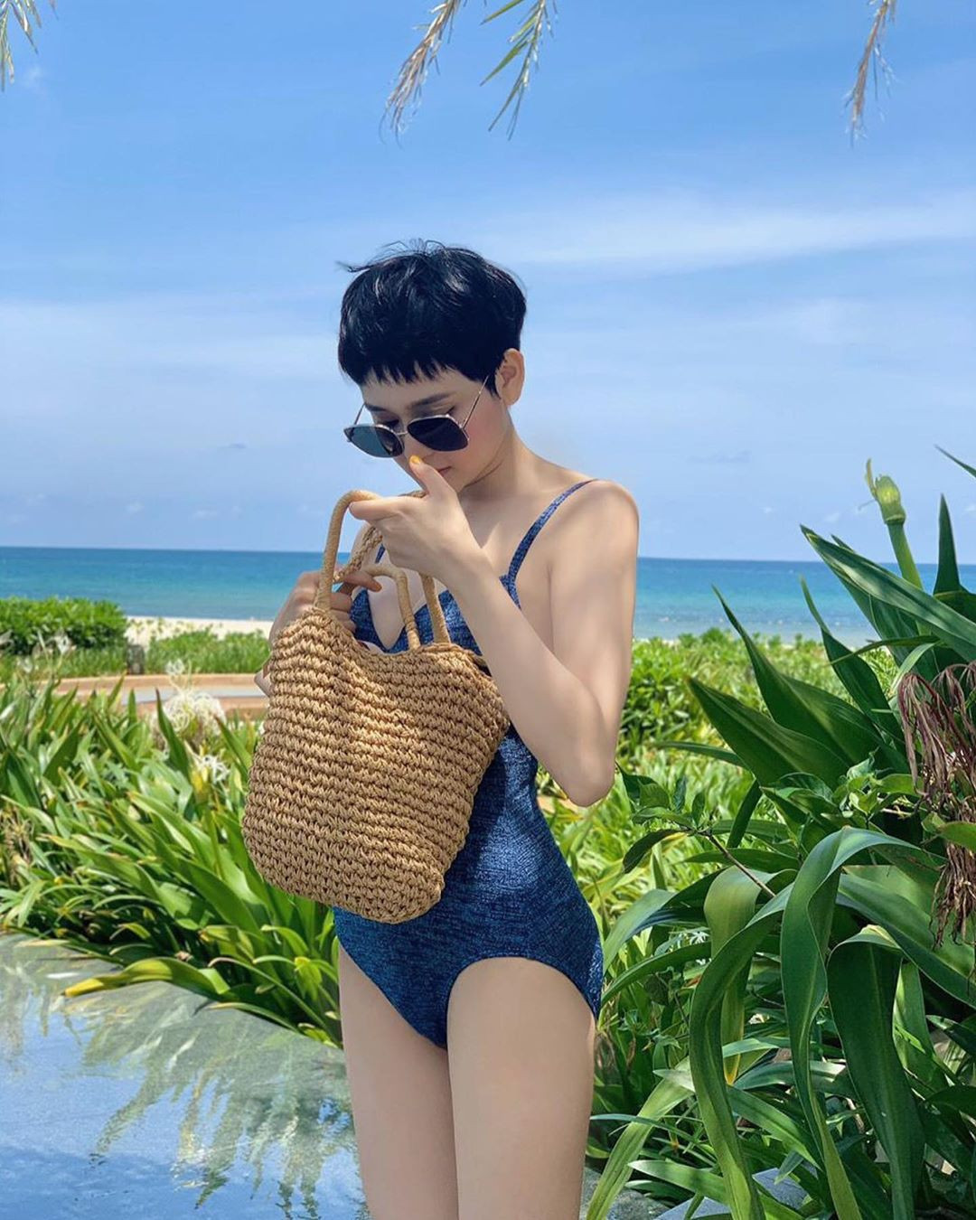 Hậu khoe eo bé xíu, Hiền Hồ tiếp tục phô vòng một căng đầy với đồ bơi 2 dây ảnh 1