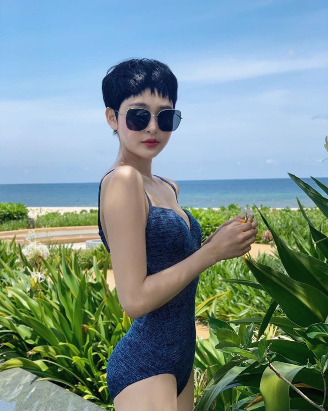 Hậu khoe eo bé xíu, Hiền Hồ tiếp tục phô vòng một căng đầy với đồ bơi 2 dây ảnh 3