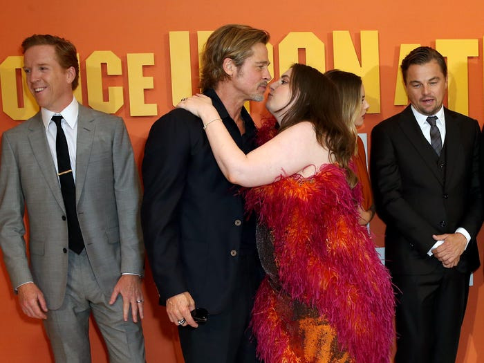 Nữ diễn viên lên tiếng về bức ảnh ôm hôn Brad Pitt trên thảm đỏ ảnh 2