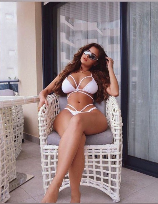 ‘Nữ hoàng nội y’ Anh phanh áo khoe vòng một phồn thực 94 cm ảnh 5