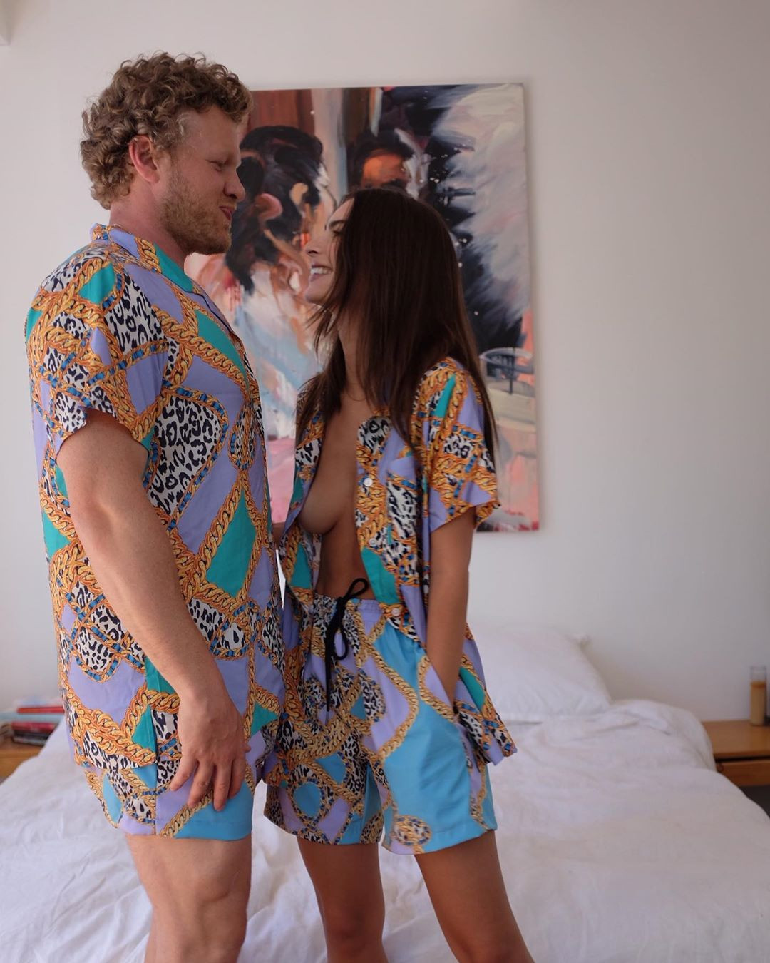 Siêu mẫu nội y 9x phanh áo ‘thả rông’, được ông xã bế công chúa tình tứ ảnh 2