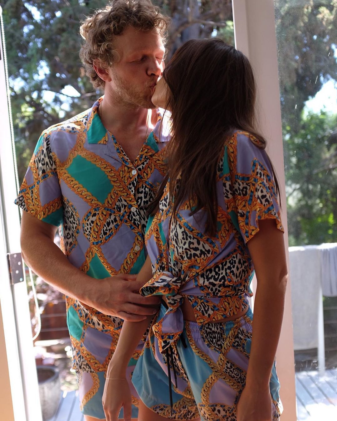 Siêu mẫu nội y 9x phanh áo ‘thả rông’, được ông xã bế công chúa tình tứ ảnh 3