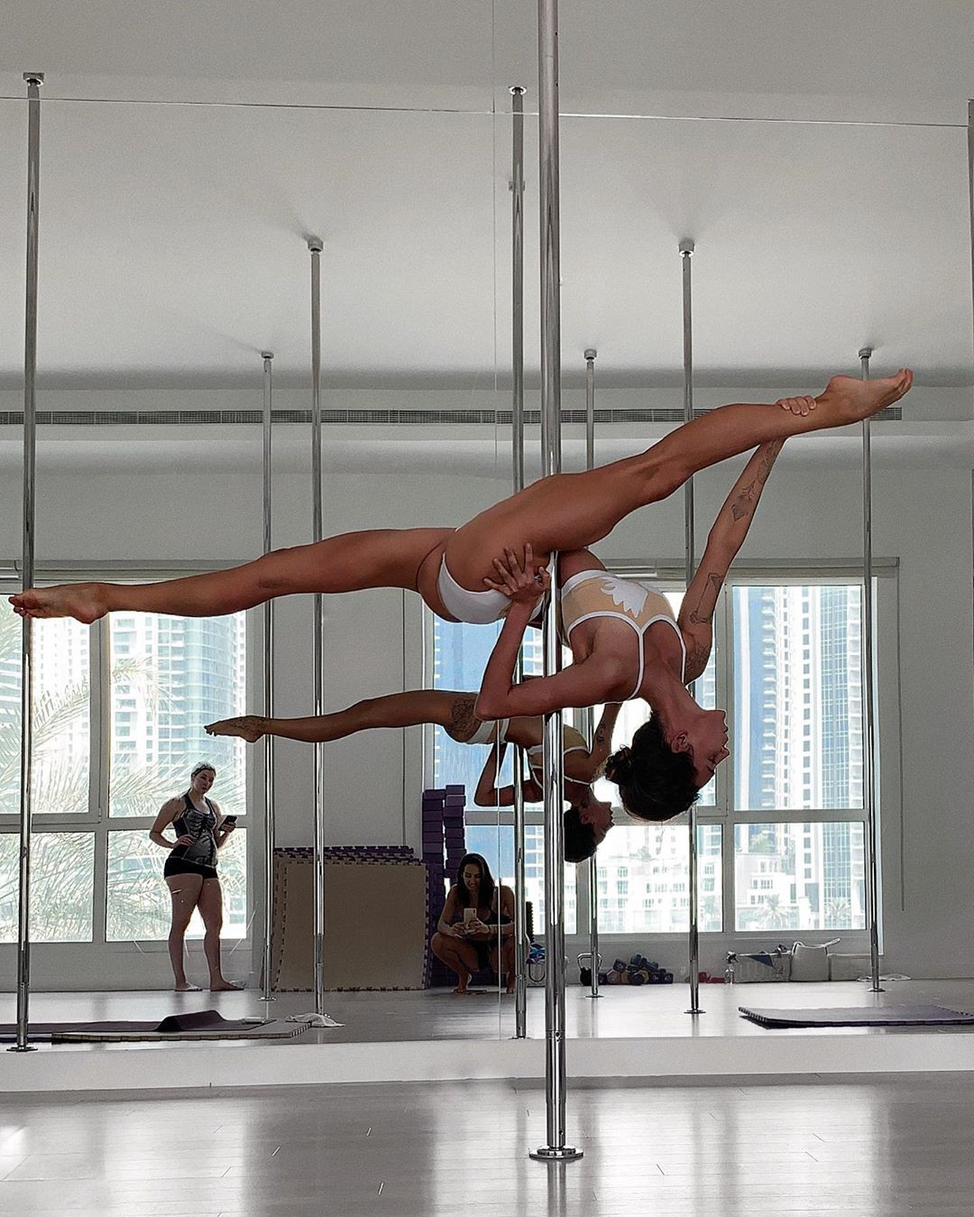 Mỹ nhân Nga thành ‘hiện tượng mạng’ nhờ đôi chân dài 1m20, body hoàn hảo ảnh 14