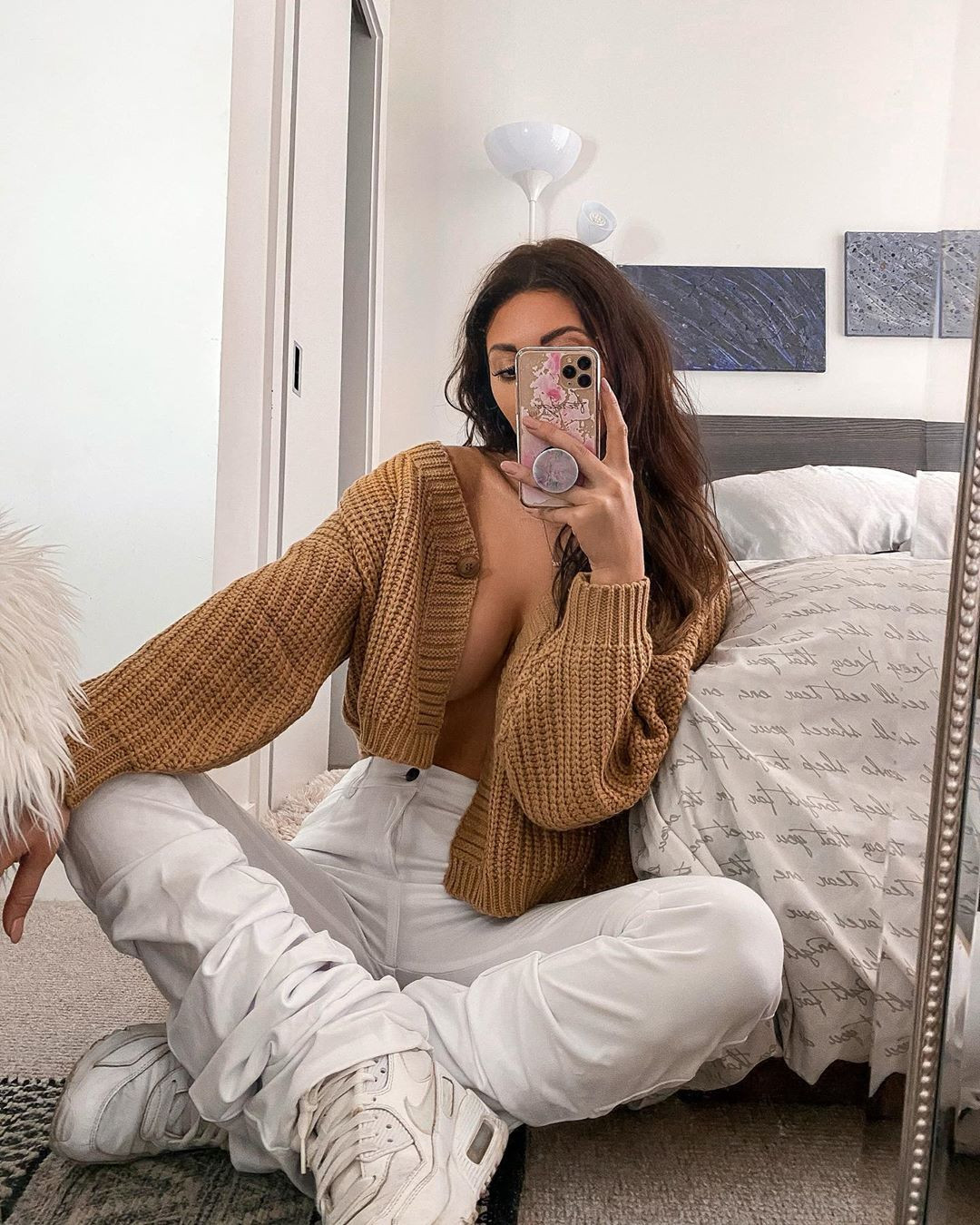 Mỹ nhân ‘Too Hot To Handle’ hở gần hết vòng một với chiếc áo ‘mặc cho có’ ảnh 4