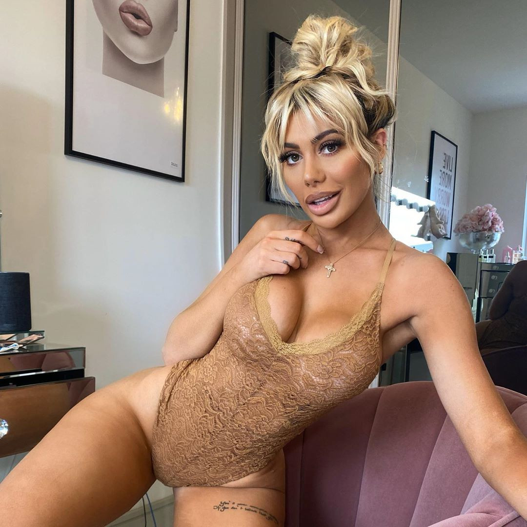 ‘Mỹ nhân dao kéo’ Chloe Ferry khoe đường cong ‘bốc lửa’ với nội y ren bé xíu ảnh 4