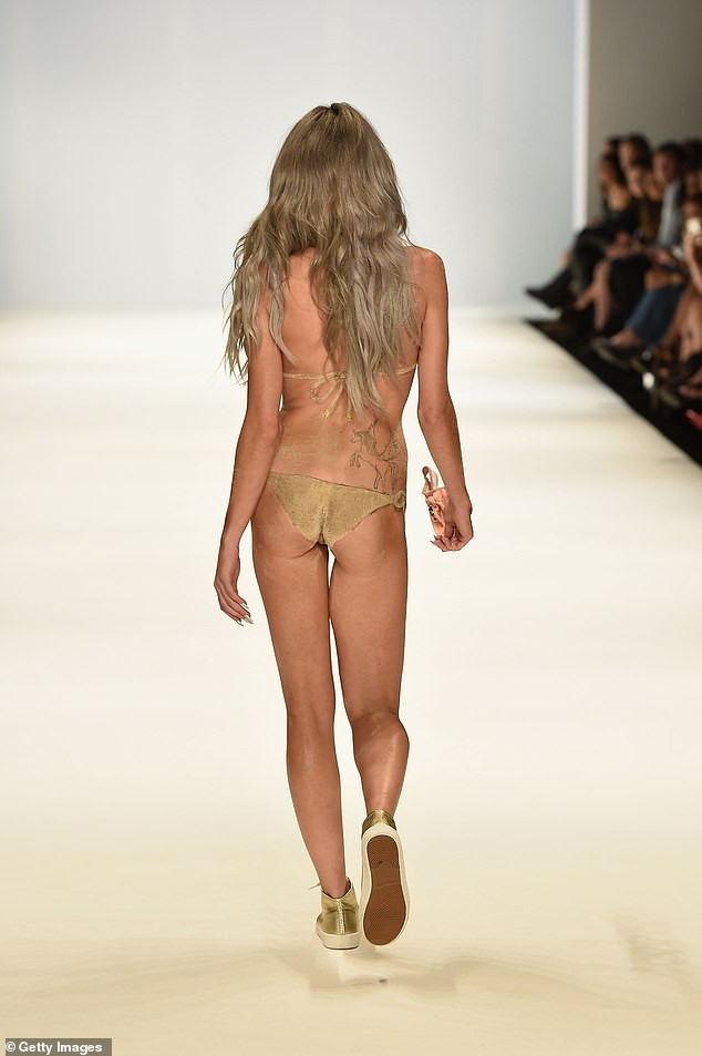 ‘Chân dài’ 9x tung ảnh catwalk với bikini làm bằng... cát ảnh 4