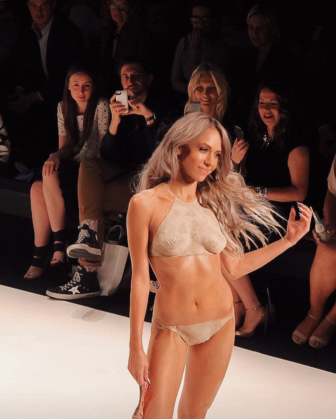 ‘Chân dài’ 9x tung ảnh catwalk với bikini làm bằng... cát ảnh 3