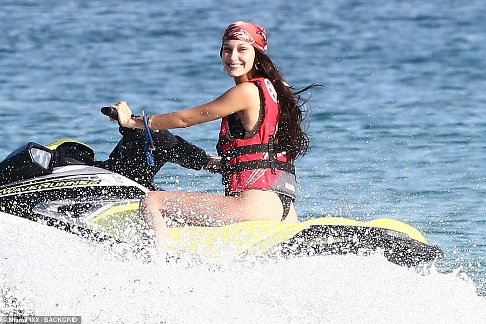 Hai chân dài đắt giá nhất nhì làng mốt đẹp như tạc tượng trên bãi biển ảnh 2